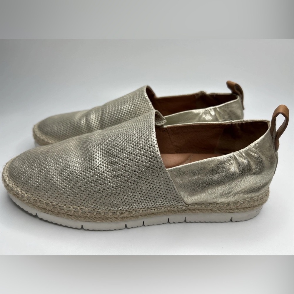 Gentle Souls by Kenneth Cole Lara A-Line Sporty SlipOn Espadrille Gold Leather 9